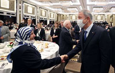 Millî Savunma Bakanı Hulusi Akar ve Beraberindeki TSK Komuta Kademesi Şehit Aileleri ve Gazilerle İftarda Buluştu