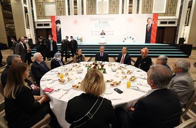 Millî Savunma Bakanı Hulusi Akar ve Beraberindeki TSK Komuta Kademesi Şehit Aileleri ve Gazilerle İftarda Buluştu