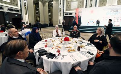 Millî Savunma Bakanı Hulusi Akar ve Beraberindeki TSK Komuta Kademesi Şehit Aileleri ve Gazilerle İftarda Buluştu