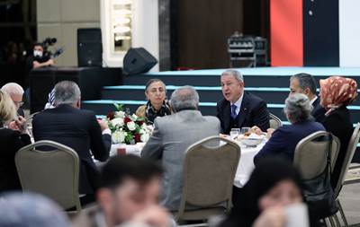 Millî Savunma Bakanı Hulusi Akar ve Beraberindeki TSK Komuta Kademesi Şehit Aileleri ve Gazilerle İftarda Buluştu