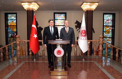 Millî Savunma Bakanı Hulusi Akar, Deniz Kuvvetleri Eski Komutanı Emekli Oramiral Adnan Özbal’ı Kabul Etti