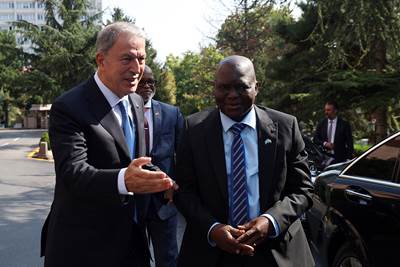 Millî Savunma Bakanı Hulusi Akar, Sierra Leone Savunma Bakanı Kellie Hassan Conteh ile Bir Araya Geldi