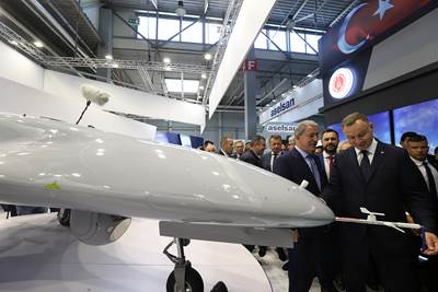 Millî Savunma Bakanı Hulusi Akar, “MSPO Uluslararası Savunma Sanayi Fuarı”nı Ziyaret Eden Polonya Cumhurbaşkanı Andrzej Duda’ya Eşlik Etti
