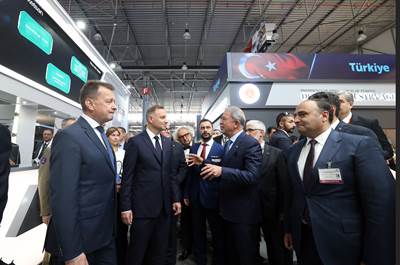 Millî Savunma Bakanı Hulusi Akar, “MSPO Uluslararası Savunma Sanayi Fuarı”nı Ziyaret Eden Polonya Cumhurbaşkanı Andrzej Duda’ya Eşlik Etti