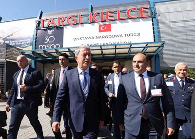 Millî Savunma Bakanı Hulusi Akar, “MSPO Uluslararası Savunma Sanayi Fuarı”nı Ziyaret Eden Polonya Cumhurbaşkanı Andrzej Duda’ya Eşlik Etti