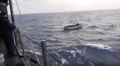 TCG GÖKÇEADA Fırkateynimiz, Libya Açıklarında Yarı Baygın Hâldeki Bangladeşli Göçmenleri Kurtardı