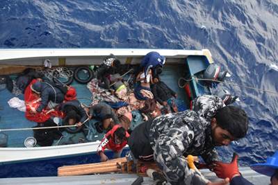 TCG GÖKÇEADA Fırkateynimiz, Libya Açıklarında Yarı Baygın Hâldeki Bangladeşli Göçmenleri Kurtardı