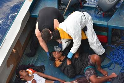 TCG GÖKÇEADA Fırkateynimiz, Libya Açıklarında Yarı Baygın Hâldeki Bangladeşli Göçmenleri Kurtardı