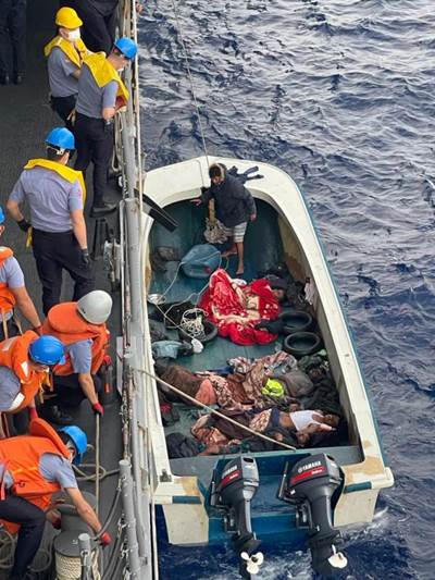 TCG GÖKÇEADA Fırkateynimiz, Libya Açıklarında Yarı Baygın Hâldeki Bangladeşli Göçmenleri Kurtardı