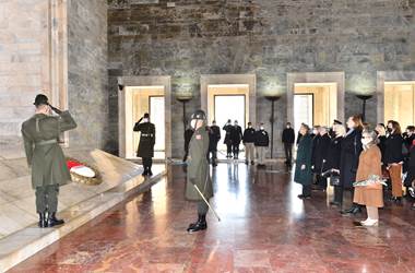Millî Savunma Bakanı Hulusi Akar'ın Eşi Sayın Şule Akar ve Beraberindeki Komutan Eşleri Anıtkabir'i Ziyaret Etti