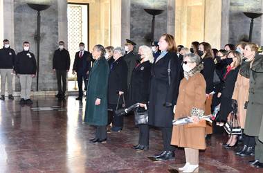 Millî Savunma Bakanı Hulusi Akar'ın Eşi Sayın Şule Akar ve Beraberindeki Komutan Eşleri Anıtkabir'i Ziyaret Etti
