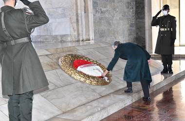 Millî Savunma Bakanı Hulusi Akar'ın Eşi Sayın Şule Akar ve Beraberindeki Komutan Eşleri Anıtkabir'i Ziyaret Etti