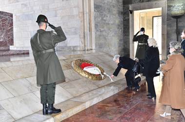 Millî Savunma Bakanı Hulusi Akar'ın Eşi Sayın Şule Akar ve Beraberindeki Komutan Eşleri Anıtkabir'i Ziyaret Etti