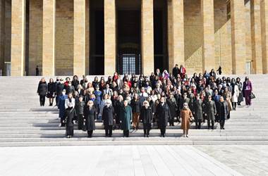 Millî Savunma Bakanı Hulusi Akar'ın Eşi Sayın Şule Akar ve Beraberindeki Komutan Eşleri Anıtkabir'i Ziyaret Etti