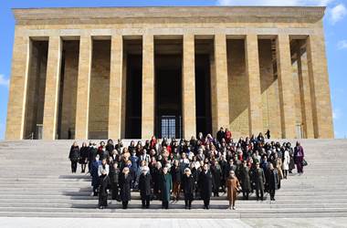 Millî Savunma Bakanı Hulusi Akar'ın Eşi Sayın Şule Akar ve Beraberindeki Komutan Eşleri Anıtkabir'i Ziyaret Etti