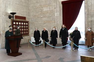 Millî Savunma Bakanı Hulusi Akar'ın Eşi Sayın Şule Akar ve Beraberindeki Komutan Eşleri Anıtkabir'i Ziyaret Etti