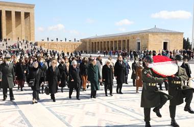 Millî Savunma Bakanı Hulusi Akar'ın Eşi Sayın Şule Akar ve Beraberindeki Komutan Eşleri Anıtkabir'i Ziyaret Etti