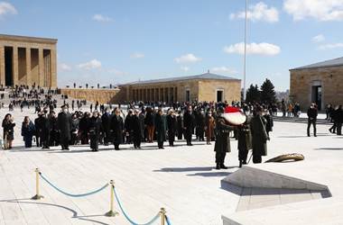 Millî Savunma Bakanı Hulusi Akar'ın Eşi Sayın Şule Akar ve Beraberindeki Komutan Eşleri Anıtkabir'i Ziyaret Etti