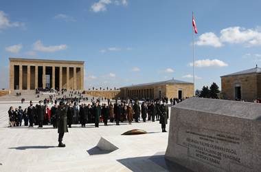 Millî Savunma Bakanı Hulusi Akar'ın Eşi Sayın Şule Akar ve Beraberindeki Komutan Eşleri Anıtkabir'i Ziyaret Etti