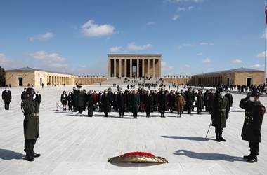 Millî Savunma Bakanı Hulusi Akar'ın Eşi Sayın Şule Akar ve Beraberindeki Komutan Eşleri Anıtkabir'i Ziyaret Etti