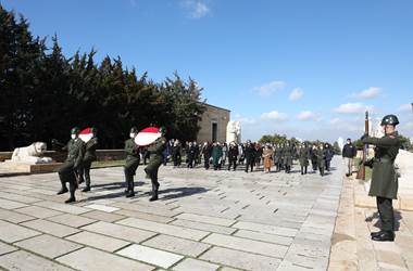 Millî Savunma Bakanı Hulusi Akar'ın Eşi Sayın Şule Akar ve Beraberindeki Komutan Eşleri Anıtkabir'i Ziyaret Etti