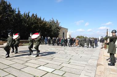 Millî Savunma Bakanı Hulusi Akar'ın Eşi Sayın Şule Akar ve Beraberindeki Komutan Eşleri Anıtkabir'i Ziyaret Etti