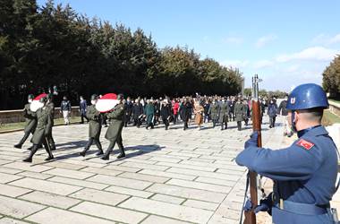 Millî Savunma Bakanı Hulusi Akar'ın Eşi Sayın Şule Akar ve Beraberindeki Komutan Eşleri Anıtkabir'i Ziyaret Etti