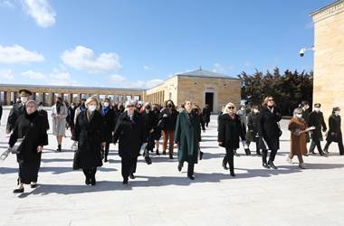 Millî Savunma Bakanı Hulusi Akar'ın Eşi Sayın Şule Akar ve Beraberindeki Komutan Eşleri Anıtkabir'i Ziyaret Etti