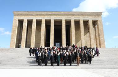 Millî Savunma Bakanı Hulusi Akar'ın Eşi Sayın Şule Akar ve Beraberindeki Komutan Eşleri Anıtkabir'i Ziyaret Etti