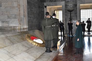 Millî Savunma Bakanı Hulusi Akar'ın Eşi Sayın Şule Akar ve Beraberindeki Komutan Eşleri Anıtkabir'i Ziyaret Etti