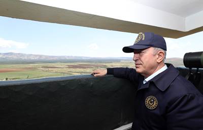 Millî Savunma Bakanı Hulusi Akar, Beraberindeki Komutanlarla Suriye Sınırının Sıfır Noktasında!