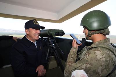 Millî Savunma Bakanı Hulusi Akar, Beraberindeki Komutanlarla Suriye Sınırının Sıfır Noktasında!