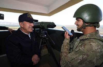 Millî Savunma Bakanı Hulusi Akar, Beraberindeki Komutanlarla Suriye Sınırının Sıfır Noktasında!