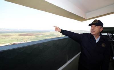 Millî Savunma Bakanı Hulusi Akar, Beraberindeki Komutanlarla Suriye Sınırının Sıfır Noktasında!