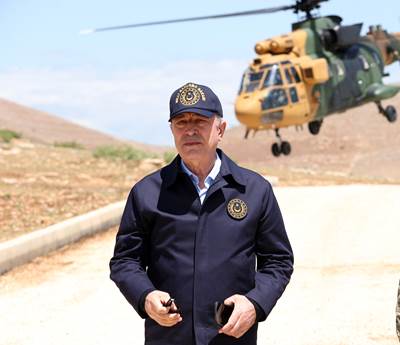 Millî Savunma Bakanı Hulusi Akar, Beraberindeki Komutanlarla Suriye Sınırının Sıfır Noktasında!