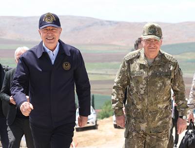 Millî Savunma Bakanı Hulusi Akar, Beraberindeki Komutanlarla Suriye Sınırının Sıfır Noktasında!