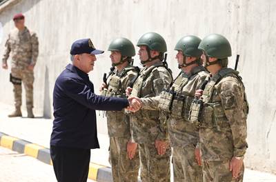 Millî Savunma Bakanı Hulusi Akar, Beraberindeki Komutanlarla Suriye Sınırının Sıfır Noktasında!