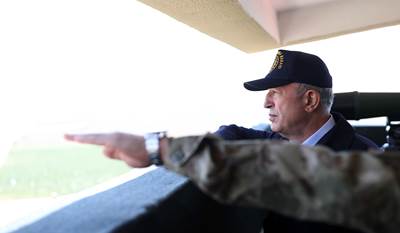 Millî Savunma Bakanı Hulusi Akar, Beraberindeki Komutanlarla Suriye Sınırının Sıfır Noktasında!