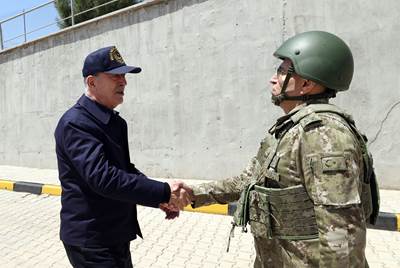 Millî Savunma Bakanı Hulusi Akar, Beraberindeki Komutanlarla Suriye Sınırının Sıfır Noktasında!