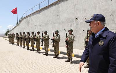 Millî Savunma Bakanı Hulusi Akar, Beraberindeki Komutanlarla Suriye Sınırının Sıfır Noktasında!