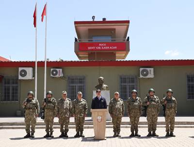 Millî Savunma Bakanı Hulusi Akar, Beraberindeki Komutanlarla Suriye Sınırının Sıfır Noktasında!