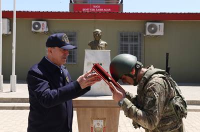 Millî Savunma Bakanı Hulusi Akar, Beraberindeki Komutanlarla Suriye Sınırının Sıfır Noktasında!