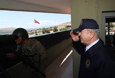 Millî Savunma Bakanı Hulusi Akar, Beraberindeki Komutanlarla Suriye Sınırının Sıfır Noktasında!