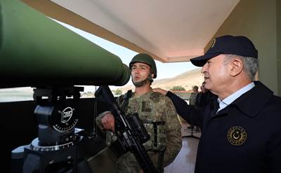Millî Savunma Bakanı Hulusi Akar, Beraberindeki Komutanlarla Suriye Sınırının Sıfır Noktasında!