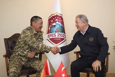 Millî Savunma Bakanı Hulusi Akar, Kırgızistan Savunma Bakanı Tümgeneral Baktibek Bekbolotov ile Bir Araya Geldi