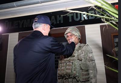 Millî Savunma Bakanı Hulusi Akar ve Beraberindeki TSK Komuta Kademesi Süleyman Şah Türbesi’ni Ziyaret Etti