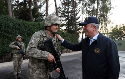 Millî Savunma Bakanı Hulusi Akar ve Beraberindeki TSK Komuta Kademesi Süleyman Şah Türbesi’ni Ziyaret Etti