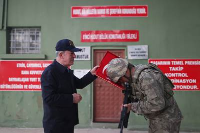 Millî Savunma Bakanı Hulusi Akar ve Beraberindeki TSK Komuta Kademesi Süleyman Şah Türbesi’ni Ziyaret Etti