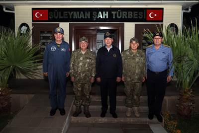 Millî Savunma Bakanı Hulusi Akar ve Beraberindeki TSK Komuta Kademesi Süleyman Şah Türbesi’ni Ziyaret Etti