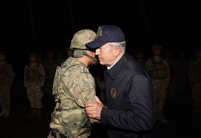 Millî Savunma Bakanı Hulusi Akar ve Beraberindeki TSK Komuta Kademesi Süleyman Şah Türbesi’ni Ziyaret Etti